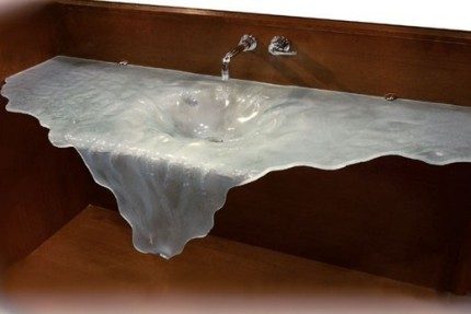 Стъклено изделие във форма на водопад Стъклено изделие във форма на водопад