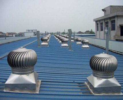 Instalarea deflectoarelor rotative pe acoperiș înclinat Instalarea pe baza plană a acoperișului