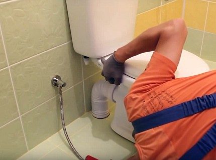 Свързване на гофрата към изходния щуцер на тоалетната