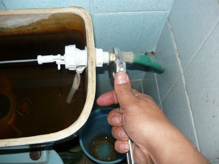 Изключване на резервоара от водопровода