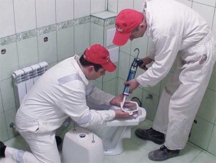 Монтаж на тоалетна чиния с лепило