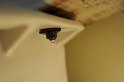 Was tun, wenn Wasser aus der Toilette läuft?
