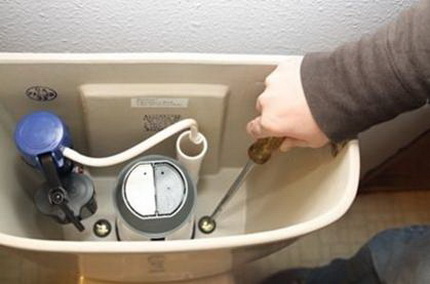 Wie Klempner ein Leck in der Toilette beheben