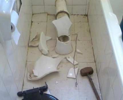 Демонтаж на тоалетна чиния с кувалда