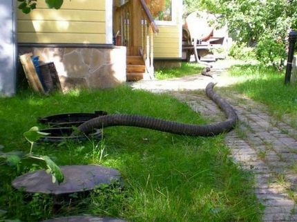 Асинизаторът изпомпва съдържанието на ямата