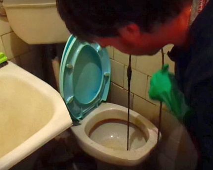 Vytiahnutie lanka s prilepenou špinou