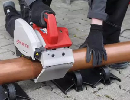 Der elektrische Rohrschneider bearbeitet ein Stahlrohr