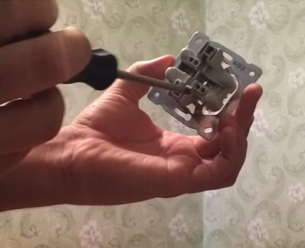 Механизъм на двоен контакт
