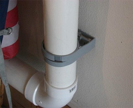 Configurația canalului de ventilație de evacuare în apartament Fixarea canalului de ventilație din plastic cu ajutorul colierului