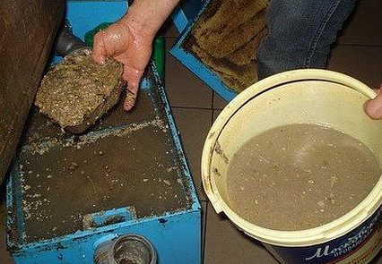 Почистване на напълнения мазниноуловител