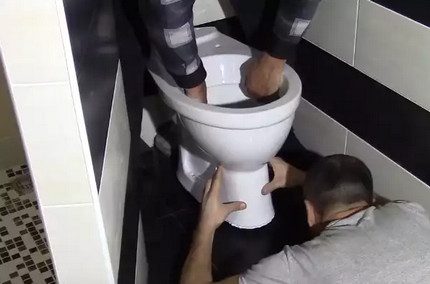 Монтиране на тоалетната чиния на пода