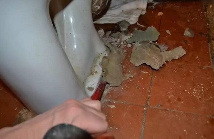 Чукуване на цимент за демонтаж на тоалетна