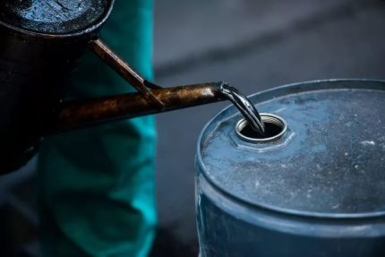 Изливане на отработено масло в бъчва