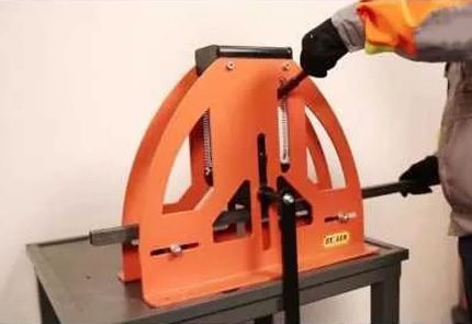Hydraulická ohýbačka rúr na 180 stupňov