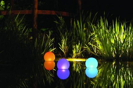 Beleuchtung des Teichs mit Solarlampen