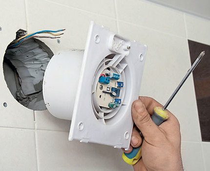 Anschluss des Ventilators an das Stromnetz
