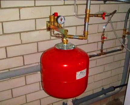 Manometer über dem Behälter