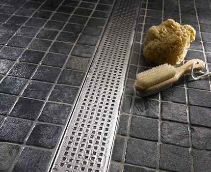 Placă decorativă pe scurgerea din podea