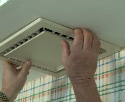 Installation der Lüftung im Badezimmer und in der Toilette