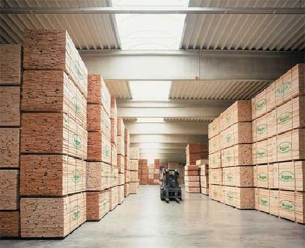 Стекове с продукция в склада за дървен материал