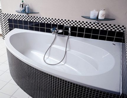 Acrylbadewanne mit ungewöhnlicher Form Acrylbadewanne mit ungewöhnlicher Form