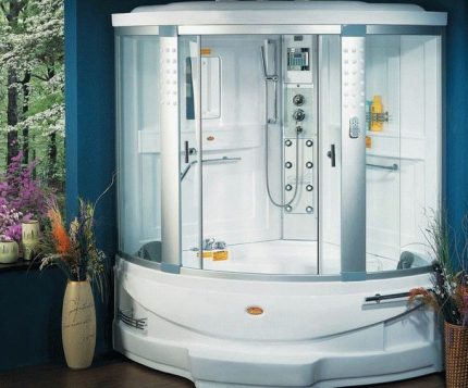 Hydrobox, die die Annehmlichkeiten einer Badewanne und einer Dusche vereint Hydrobox, die die Annehmlichkeiten einer Badewanne und einer Dusche vereint