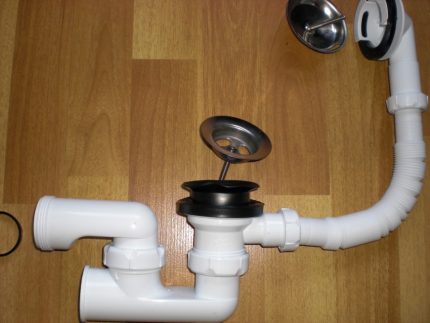 Kunststoff-Abflussgarnitur für die Badewanne