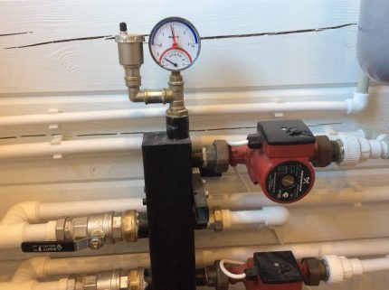 Manometer für die Umwälzpumpe