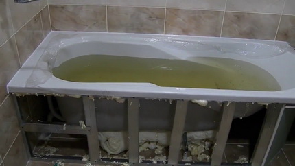 Montage einer Stahlbadewanne