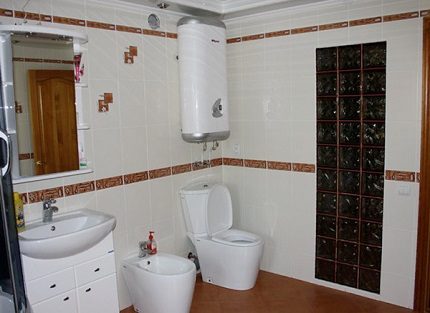 Elektroboiler über der Toilette
