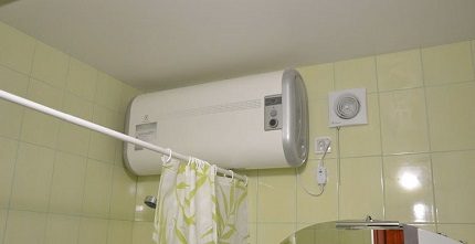 Horizontaler Elektroboiler im Badezimmer