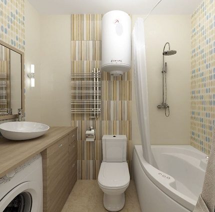 Elektroboiler in einem kleinen Badezimmer