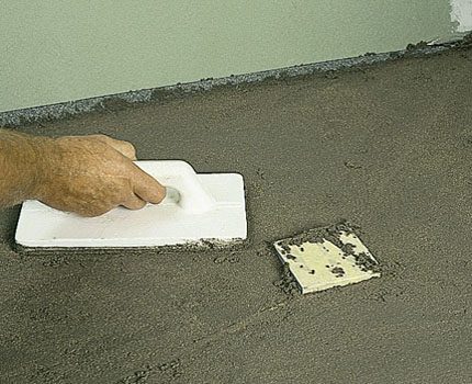 Оформяне на наклон към отводнителната фуния на трапа Оформяне на наклон към оттичането