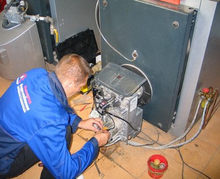Майстор ремонтира газов котел.