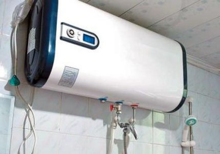 Horizontaler Boiler an der Wand