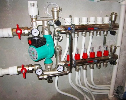Kollektor für die Wasser-Fußbodenheizung
