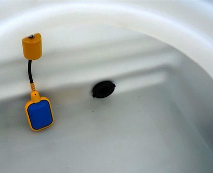 Schwimmerschalter im Behälter