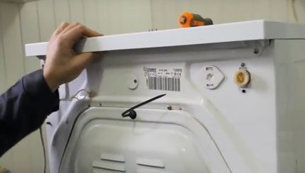 Demontage der Indesit-Waschmaschine