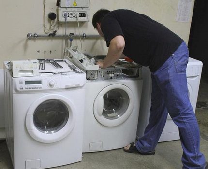 Майсторът преглежда пералните машини