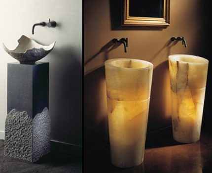 Waschbecken aus Stein im Badezimmerinterieur Ungewöhnliche Waschbecken auf einem Podest