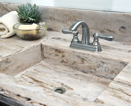 Durchgehende Arbeitsplatte mit Waschbecken für das Badezimmer Bei wandhängenden Modellen ist die Montagehöhe wichtig