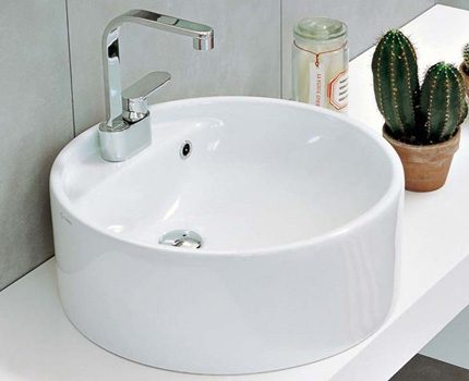 Aufsatzwaschbecken für das Badezimmer Waschbecken mit Überlauf