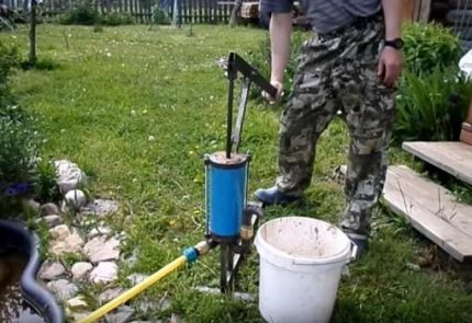 Парче обсадна тръба може да се превърне в домашна ръчна помпа за вода Помпа от обсадна тръба