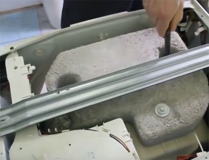 Demontage des Gegengewichts am Laugenbehälter