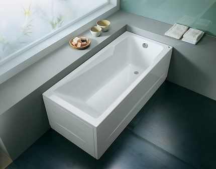 Badewanne mit mittlerem Abstand vom Ablauf zum Überlauf