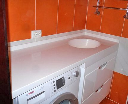 Пластмасата съвсем не се изкривява от влага и струва евтино Плот за баня от пластмаса
