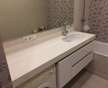 В банята натоварването на плота е по-малко от това в кухнята Плот за баня