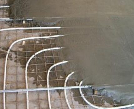 Замазка върху воден топъл под Фина замазка на воден топъл под