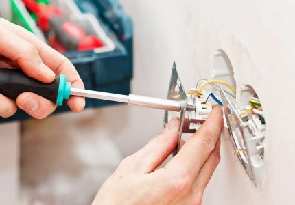 Свързване на проводниците в контакта