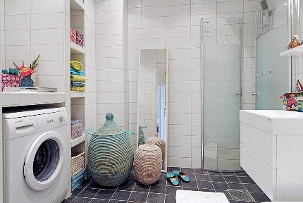 Waschmaschine in einem geräumigen Badezimmer